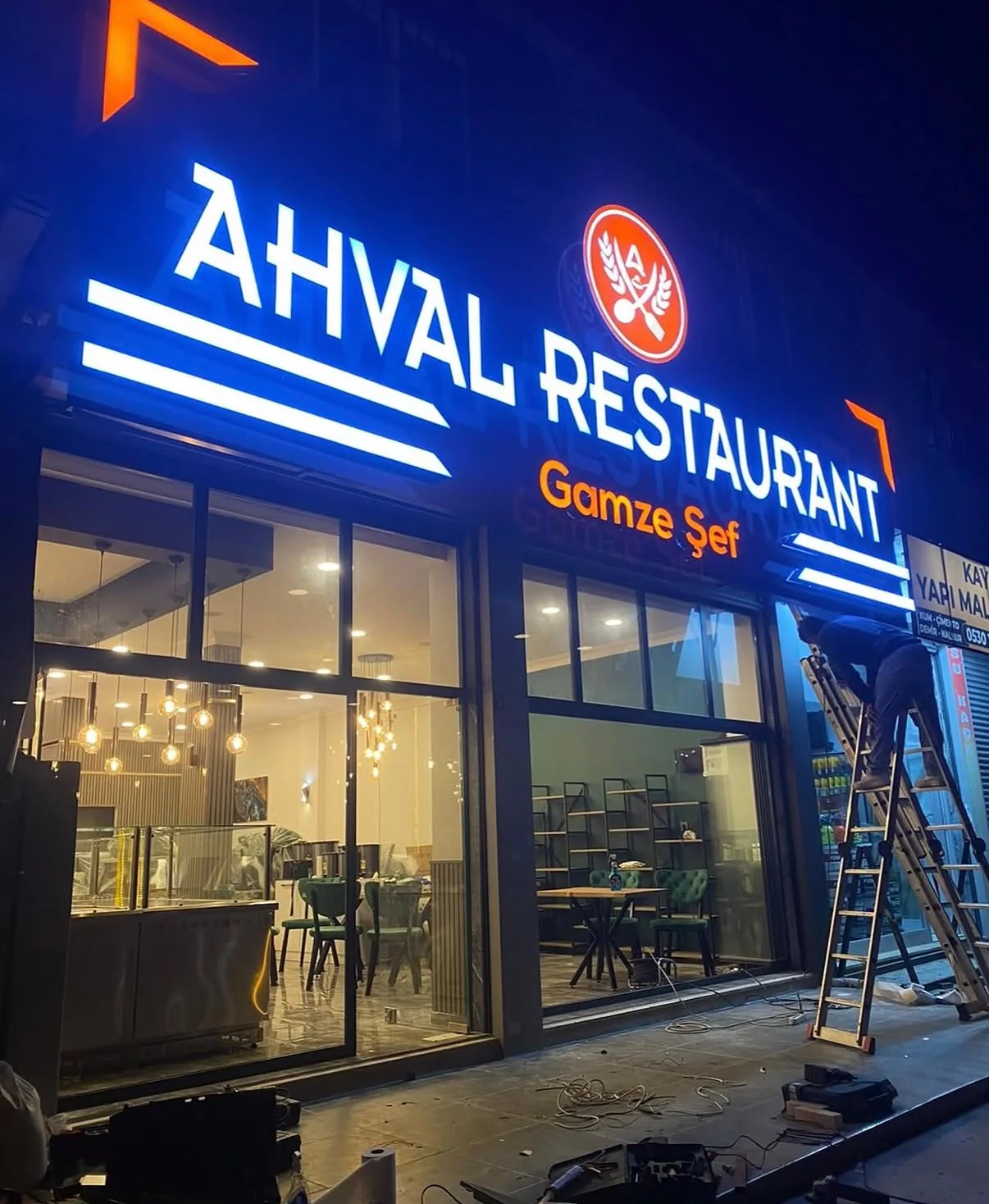 Ahval Restoran gece ışıklı tabela